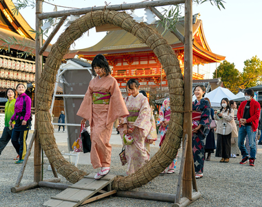 《季節錯誤的茅之輪》京都八坂神社祈求肺炎疫情退散 上次是143年前的霍亂大流行……