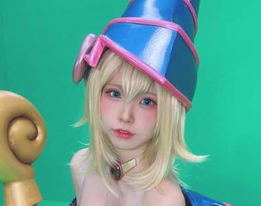 老婆上直播了《えなこcos黑魔導女孩》遊戲王線上活動擔任美美主持人