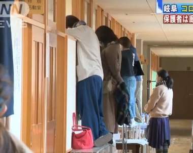 《疫情下的教學參觀日》家長一律只能站在走廊窗戶偷看的詭異景象引發推特瘋傳...