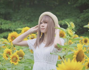 《山中的農業COSER》誰說外拍還要大老遠找美景?自家後院種向日葵田就搞定了