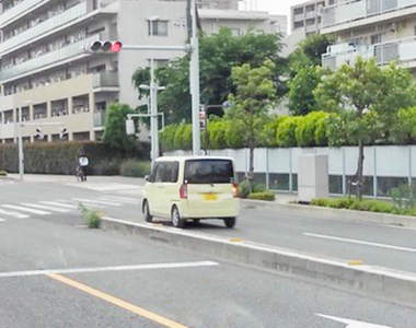 網友看法《馬路上一觸即發的緊張畫面》對面迎頭就一輛車過來，這是要嚇死誰