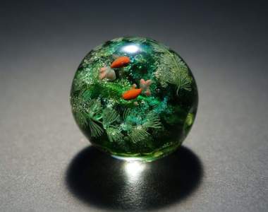 玻璃藝術家製作《金魚彈珠》超精緻作品就像把世界給濃縮了起來