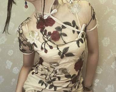 性感事故《在家試穿旗袍的結果》衣服黏在身上脫不下來,讓旗袍美女瞬間顏面崩壞...