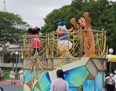 《迪士尼樂園遊行中遇地震速報》緊急情況下迪士尼角色們的神對應引發推特話題