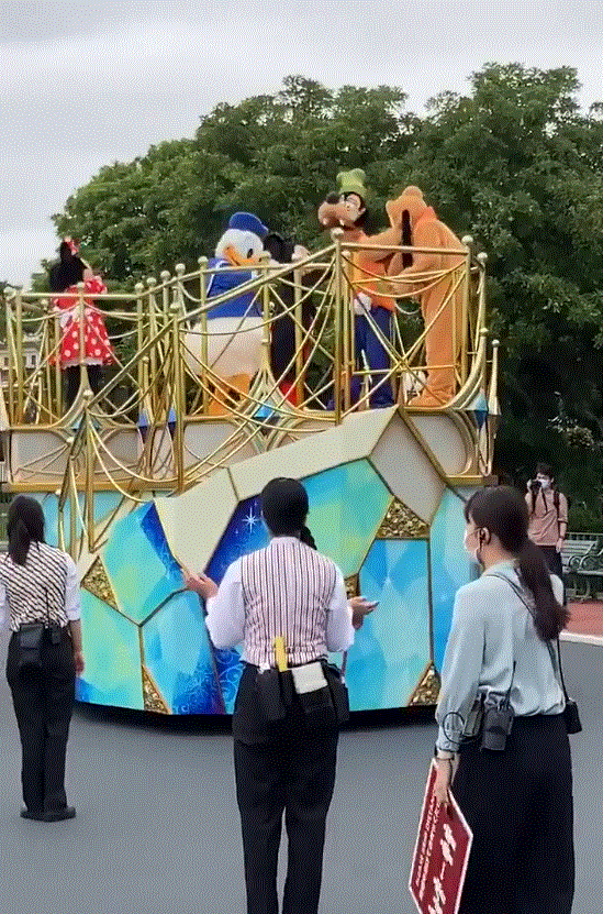圖片7 《迪士尼樂園遊行中遇地震速報》緊急情況下迪士尼角色們的神對應引發推特話題 | 宅宅新聞