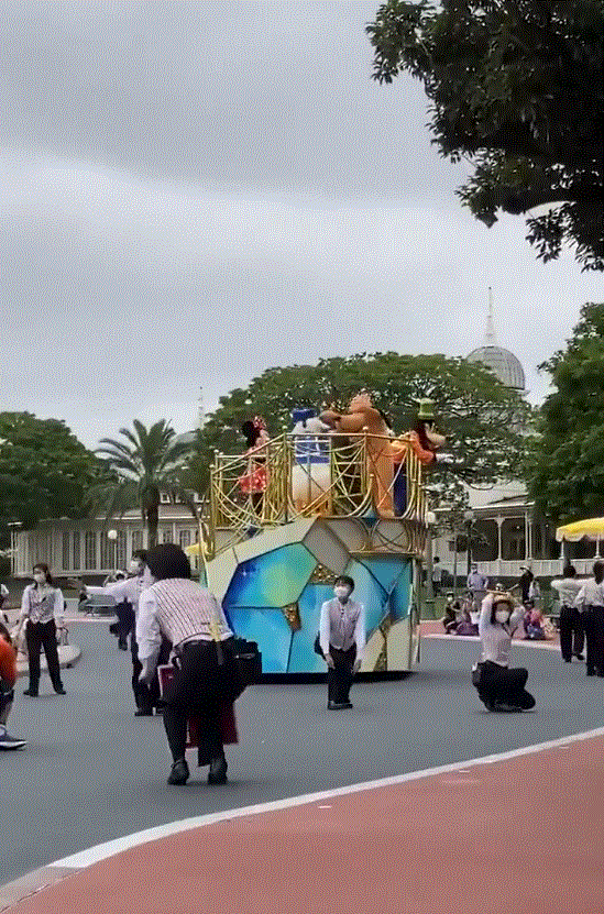 圖片5 《迪士尼樂園遊行中遇地震速報》緊急情況下迪士尼角色們的神對應引發推特話題 | 宅宅新聞