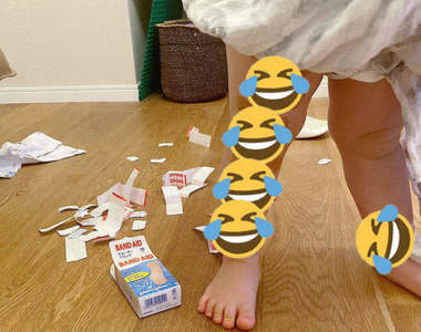《喜歡拿OK蹦亂貼的小孩》對貼紙沒抵抗力,拿到一包就會有全滅的危險