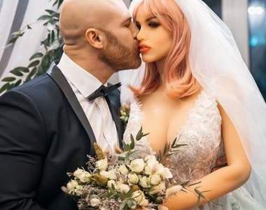 健美猛男把《情趣娃娃當老婆娶回家》IG上滿滿都是跟另一伴的放閃照