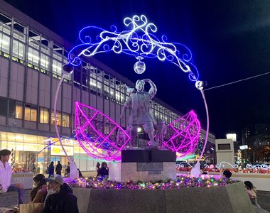 俗氣出名《岡山車站的桃太郎耶誕燈飾》頭上多了鏡球的最新版本再引話題ww