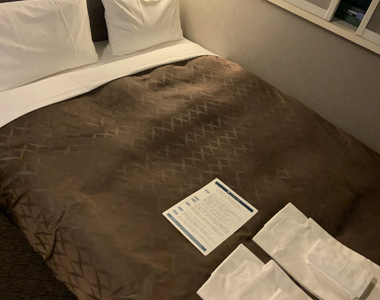 《搞不懂飯店房型的人》交給朋友訂雙人房卻訂到雙人床 兩位宅宅同床共寢氣炸了