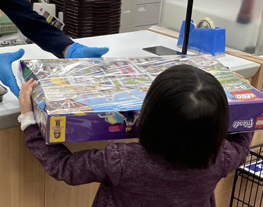 《帶小孩去玩具店的原因》日本爸爸被網友們讚爆 明明網購便宜為什麼要去實體店面?