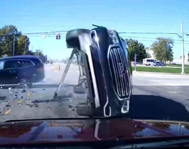 《奇蹟車禍影片》讓人不敢置信的一連串巧合都發生在這30秒內