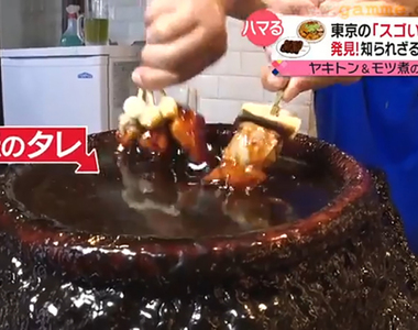 《醬汁持續添加60年的結果》烤肉串名店從祖父開始都沒換醬汁 陶甕已經看不出原形了