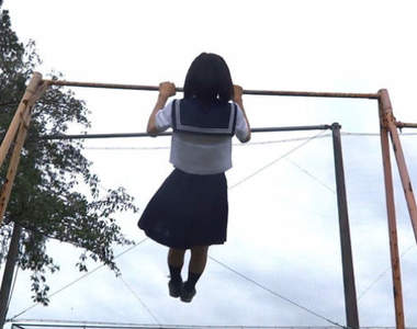 公園少女《水手服拉單槓》能一下二上這種真的很強,我一下都拉不起來QQ