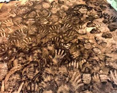 網友分享《發熱地毯上的地獄繪圖》不管用臉貼或用腳踩出來的印子都挺毛的(怕)