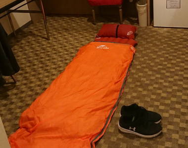 《沒有提供床鋪的東京飯店》日本網友體驗台幣370元超便宜方案 房客竟然需要自備睡袋 