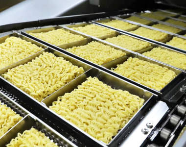 實拍《韓國泡麵工廠生產過程》成群結隊的泡麵經過輸送帶的模樣好有趣