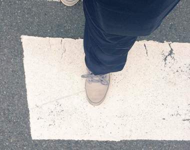 年輕時做過的事《斑馬線死亡遊戲》踏出白色範圍就會掉進無盡深淵...我每次都會踩空XD