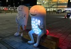 《北海道車站的恐怖景象》北寄貝壽司君發光雕像亮相 以噁心可愛著稱的吉祥物噁心再加倍
