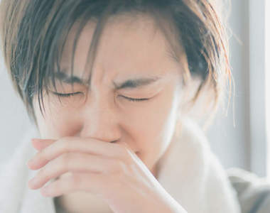 網友分享《舒緩鼻塞小妙招》夾個寶特瓶堵住的鼻子好像真的通了耶