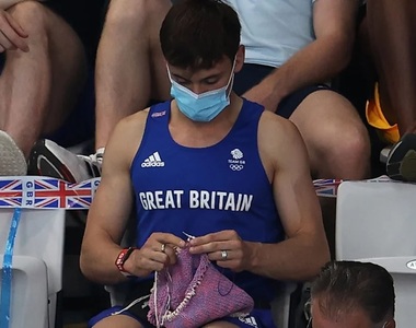 英國《跳水帥哥湯姆戴利》觀眾席看比賽還打毛線 太居家成為話題