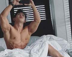 韓國偶像《元虎》秀床照　誘人「大肌肌」讓人好想摸一把