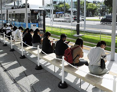 《設計失敗的26公尺長椅》熊本市電發揮創意但是市民不領情 被罵半年決定切掉了……