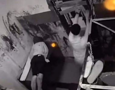 急中生智《在鬼屋被追殺的化解方法》電鋸男一進來矇了！？人呢？