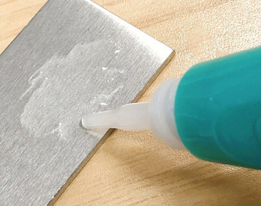 《瞬間膠正確使用法》總是沒用幾次就發現瓶嘴塞住了？像這樣塗塗抹抹大錯特錯