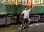 《炎上腳踏車外國人》亂入列車攝影現場慘遭鐵道迷包圍 本人對於爆紅相當樂在其中 《炎上腳踏車外國人》亂入列車攝影現場慘遭鐵道迷包圍 本人對於爆紅相當樂在其中