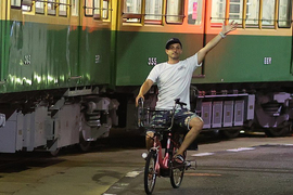 《炎上腳踏車外國人》亂入列車攝影現場慘遭鐵道迷包圍 本人對於爆紅相當樂在其中