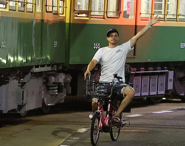 《炎上腳踏車外國人》亂入列車攝影現場慘遭鐵道迷包圍 本人對於爆紅相當樂在其中