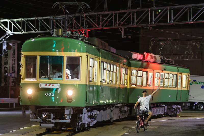《炎上腳踏車外國人》亂入列車攝影現場慘遭鐵道迷包圍 本人對於爆紅相當樂在其中 | 宅宅新聞