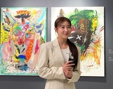 韓國女星《河智苑》首次當畫家　抽象畫風一幅近台幣14萬成交