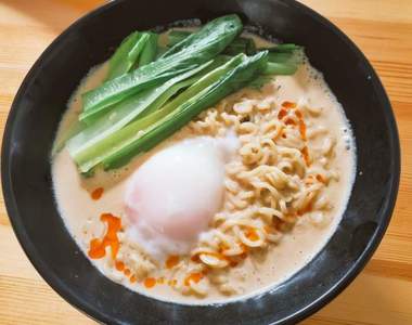 大受歡迎的《最新日本泡麵吃法》看別人弄得這麼好吃我也想來試試看