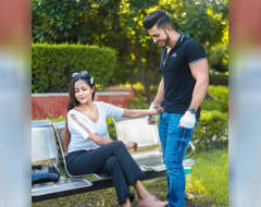 街頭實驗《裝手殘請妹子幫忙拉拉鍊》肌肉棒子帥哥的要求往往都是很難拒絕的...