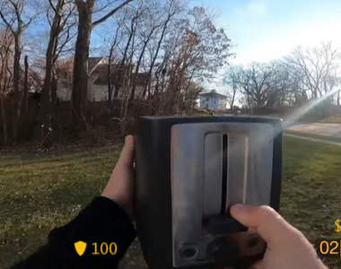 搞笑創意《拿著各種家電做出換彈匣動作》又俐落又大力又流暢,這位叔叔肯定練了很久喔