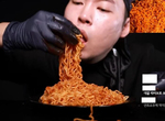 這男人像〝變態〞一樣用手吃《辛炒麵》…3週售1000萬件的韓國最HOT新美食! 這男人像〝變態〞一樣用手吃《辛炒麵》…3週售1000萬件的韓國最HOT新美食!