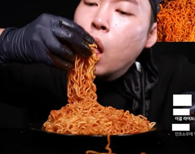 這男人像〝變態〞一樣用手吃《辛炒麵》…3週售1000萬件的韓國最HOT新美食！