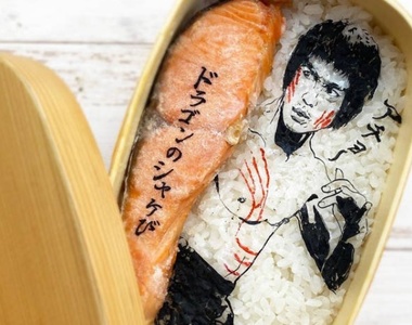 《廣島人妻把鮭魚便當變藝術》 用飯菜繪製李小龍、渡邊直美惟妙惟肖