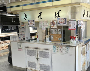 《秒速５公分聖地消滅》車站月台的立食蕎麥麵店關門 不捨的粉絲趕著去吃最後一碗