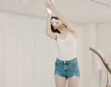 正妹拍片《燈泡更換的注意事項》東西很燙，請記得戴上手套才不會燙傷喔