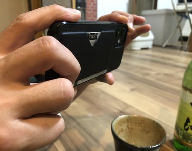 《手機攝影姿勢論》左手怎麼擺可以看出你的年紀？用過相機的人才會這樣拿……