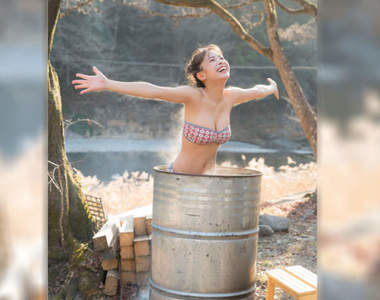 巨乳正妹野外挑戰《鐵桶泡澡》寺本莉緒這樣浸在裡面不會覺得燙嗎?