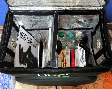 《UberEats外送員參加同人展》保溫袋其實是超方便裝備?收納空間超大但是要小心撞到人