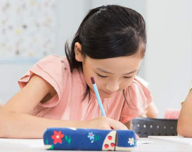 網友看法《現在與過去小學生的差異》以前拿GAME BOY就很屌了,現在人手一支哀鳳...