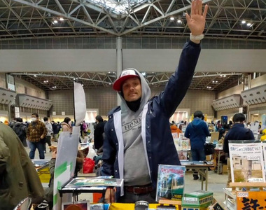 《Comic Market 99》炎上爆紅的江之電腳踏車哥參戰 擺出招牌姿勢服務粉絲超貼心