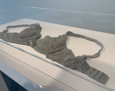 《以假亂真的陶製胸罩》出展竟然沒有人看出端倪 陶藝家山本優美引爆話題……