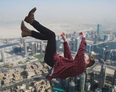 網友看法《經常在夢裡出現的三大現象》夢到自己禿頭結果驚醒,回頭照鏡子才想起自己本來就禿惹