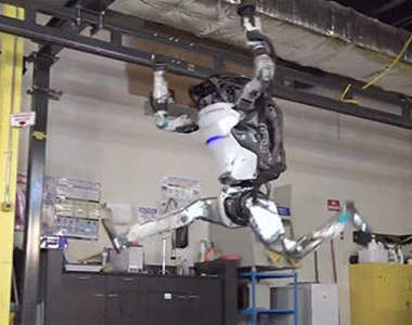 Atlas機器人最新影片《像極了極限體能王》將來人類還有任何辦法與機器抗衡嗎?
